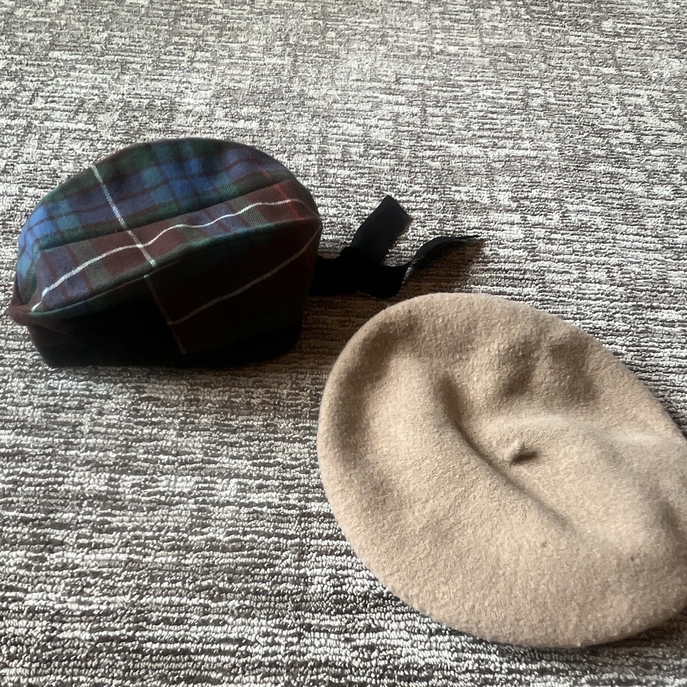 Lot 2 Beret Hats Beige & Multicolor Plaid One Size Unisex Adults Pre-Owned